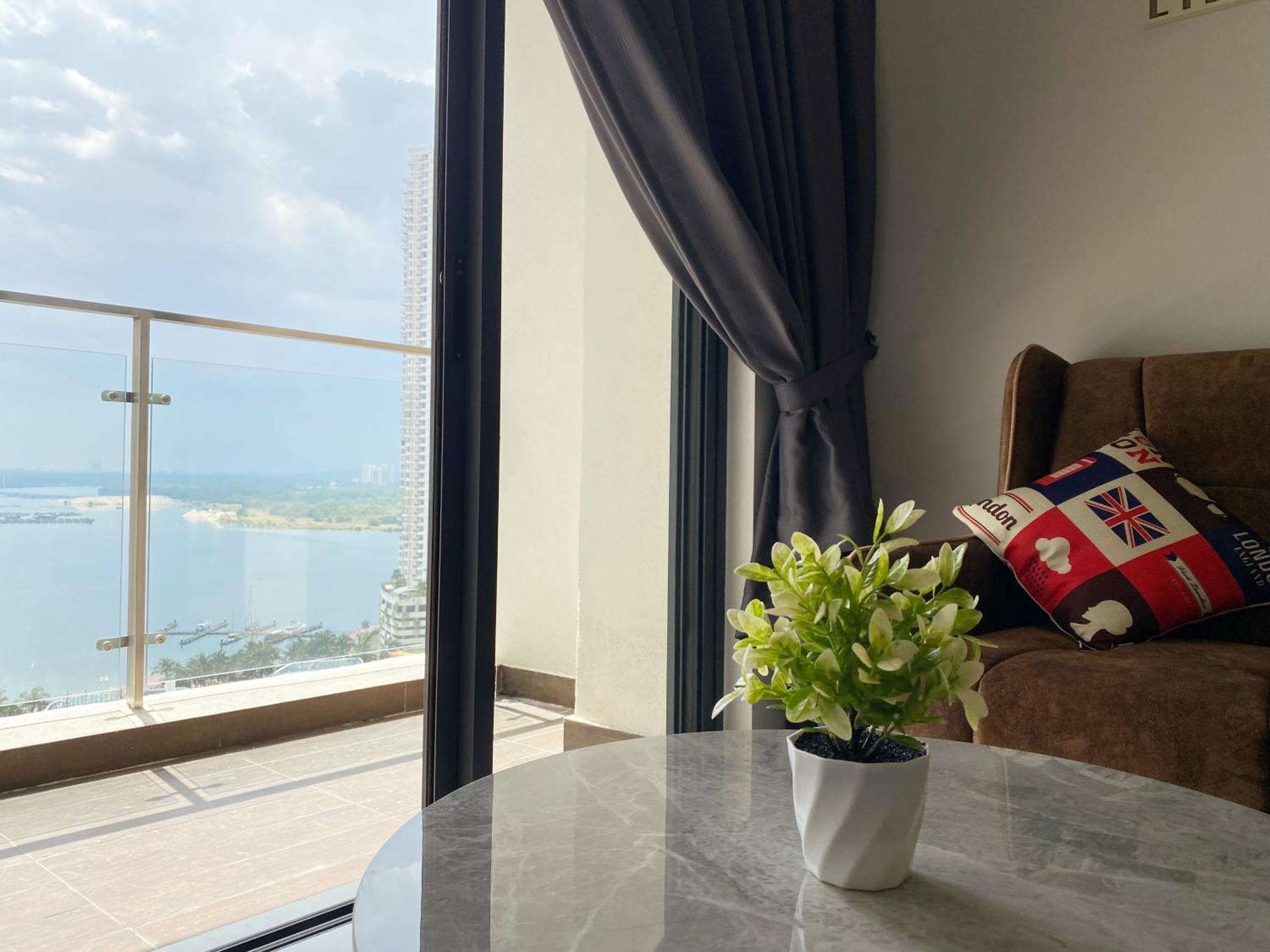 Апартаменты Scenic Country Garden Danga Bay By Lions Bay Джохор-Бару Номер фото